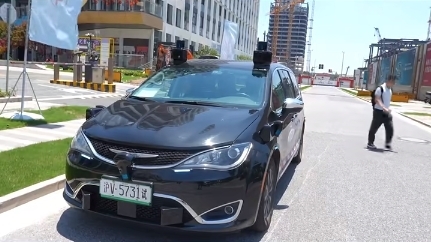 上海发放首批完全无人载人车牌照：免费体验无人驾驶出租车 !