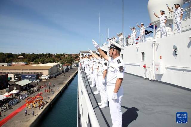 中国海军“和平方舟”号医院船首访马达加斯加